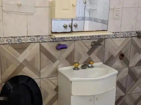 DEPARTAMENTO DE 2 AMBIENTES PRIMER PISO POR ESCALERA