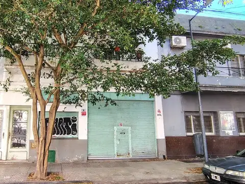 DEPARTAMENTO DE 2 AMBIENTES PRIMER PISO POR ESCALERA