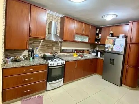 Casa 4 ambientes con 2 baños