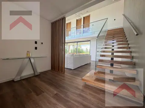 Casa 6 ambientes con 4 baños