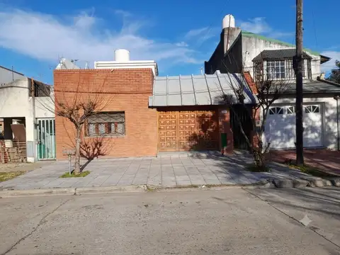 VENTA CASA 4 AMB GERLI A 3 CUAD. DE H. YIRIGOYEN