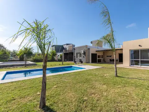 EN VENTA - CASA DOS DORMITORIOS CON PILETA EN TIERRA DE SUEÑOS 3 - ROLDAN