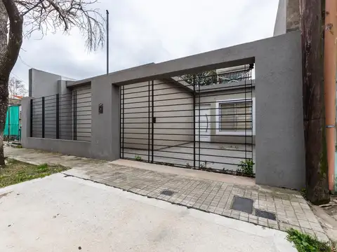 EN VENTA CASA A ESTRENAR DE 2 DORMITORIOS CON COCHERA DESCUBIERTA Y PATIO VERDE. FISHERTON