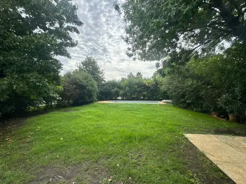 Casa en Alquiler con 3 cocheras