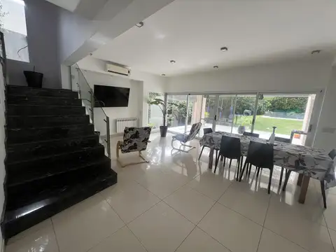 Casa 16 ambientes con 4 baños