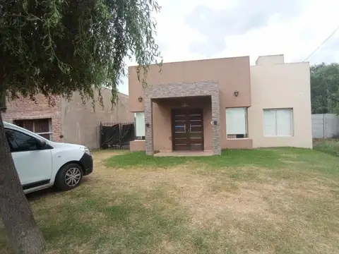 Casa en venta - 3 Dormitorios 2 Baños - 516mts2 - Saladillo