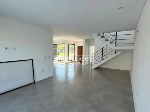 Casa en Venta en Pilar Del Este - Santa Sofia, USD 240.000