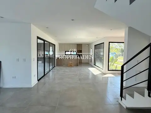 Casa 5 ambientes con 3 baños