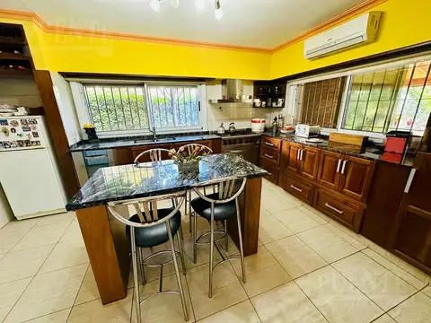 Casa 5 ambientes con 4 baños