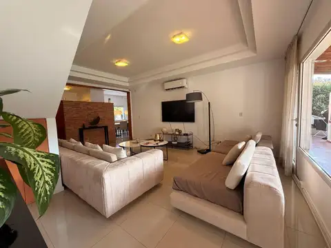 Casa en venta en lote central en Las Orquideas - EN EXCLUSIVA