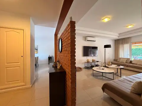 Casa en Venta con 3 cocheras