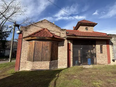 Venta Casa 4 Ambientes con Jardin y Pileta en Isidro Casanova