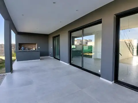 Casa 5 ambientes con 4 baños
