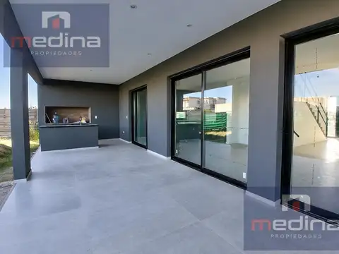 Casa 5 ambientes con 4 baños