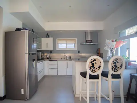 Casa en Alquiler con 3 cocheras