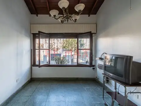 Casa 6 ambientes con 2 baños