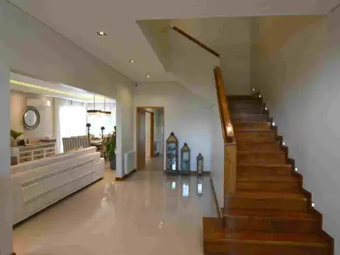 Casa 8 ambientes con 5 baños