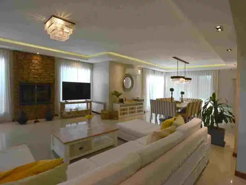 Casa en Venta con 2 cocheras