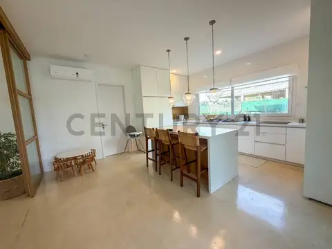 Casa en Venta con 4 cocheras