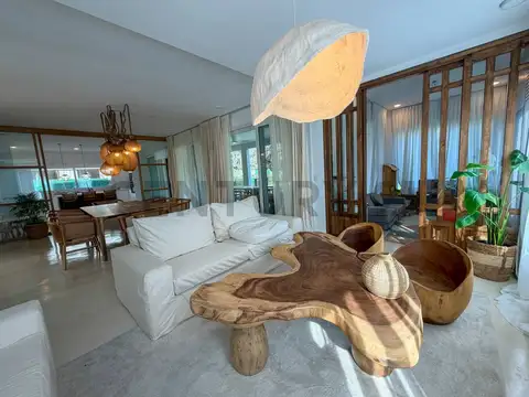 Casa 5 ambientes con 4 baños