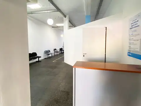 Gran local comercial de 242 m2 sobre lote de 8.66 x 40.06 m (351 m2) con amplios despachos, dos baño