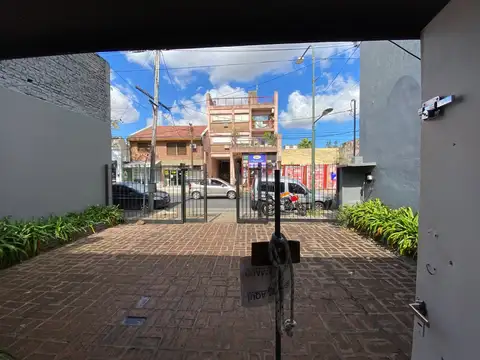 Gran local comercial de 242 m2 sobre lote de 8.66 x 40.06 m (351 m2) con amplios despachos, dos baño