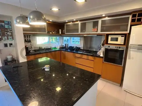 Casa en Venta con 4 cocheras