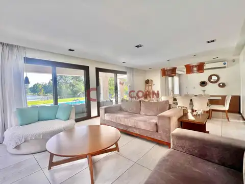 Casa en Venta con 6 cocheras