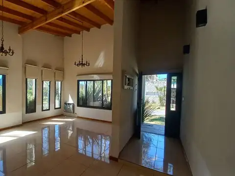 Casa en Alquiler con 2 cocheras