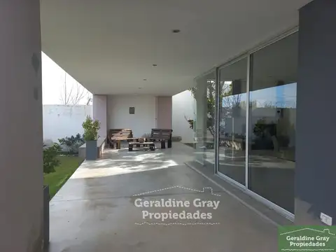 Casa 4 ambientes con 3 baños