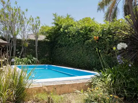 Venta casa en Quilmes con jardín quincho, pileta