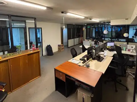 Oficina 6 ambientes con 2 baños