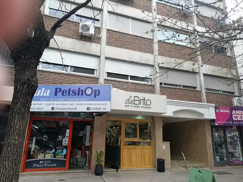 Excelente y amplio departamento de tres ambientes a media cuadra de la Estación Ramos Mejía.