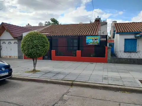 PRECIOSA CASA LOTE PROPIO-UNA SOLA PLANTA- SIN ESCALERAS   3 AMB C/GRAN QUINCHO, JARDIN Y PARRILLA!