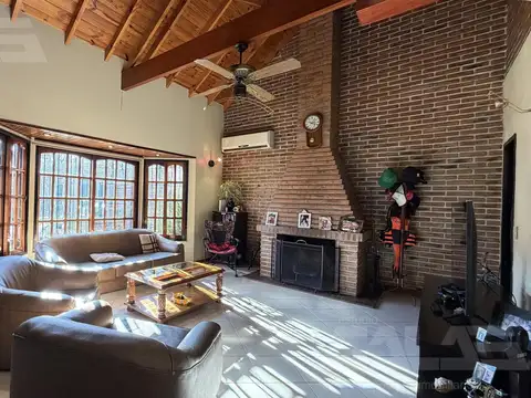 Casa 4 ambientes con 2 baños