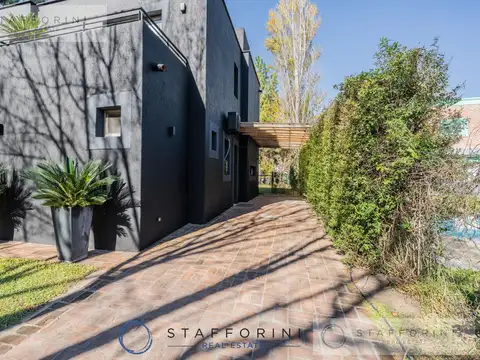 Casa en Venta con 2 cocheras
