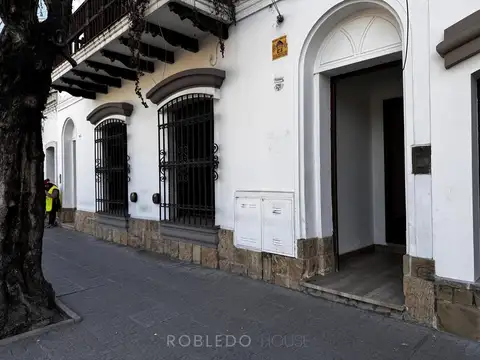 Casa en alquiler para emrpesa 7 despachos, frenta a la Legislatura de Salta Capital