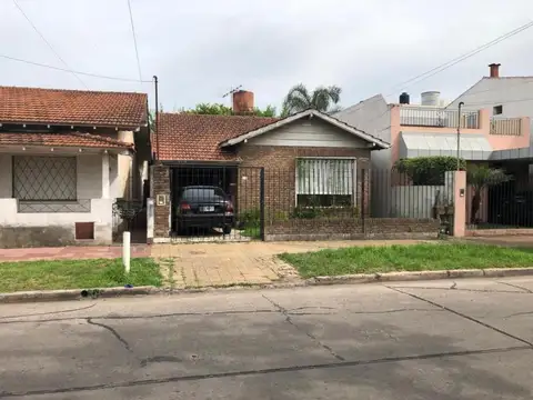 CASA 3 AMBIENTES CON COCHERA Y FONDO EN VILLA BALLESTER