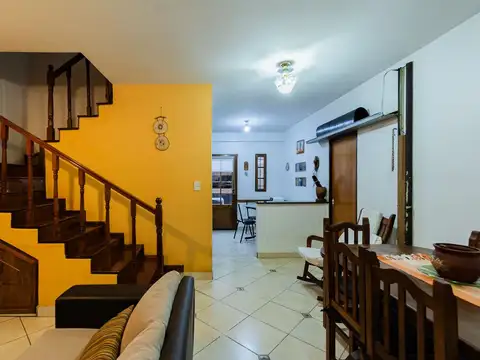 Casa 5 ambientes con 2 baños