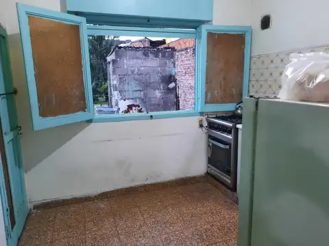 Amplio lote de 8.66x48 mts con vivienda de 4 ambientes.