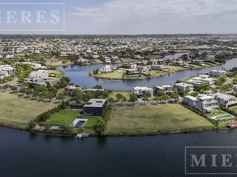 Lote en venta a la laguna en Puertos Barrio Marinas