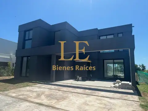 CASA A LA VENTA EN EL CANTON CON VISTA AL GOLF