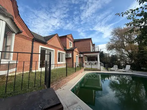 Casa 5 ambientes con 4 baños