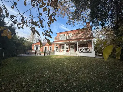 Casa 5 ambientes con 4 baños