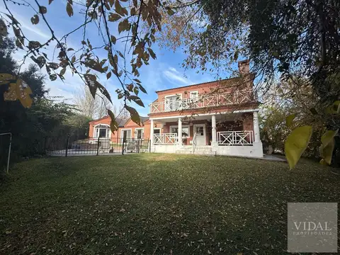Casa 5 ambientes con 4 baños