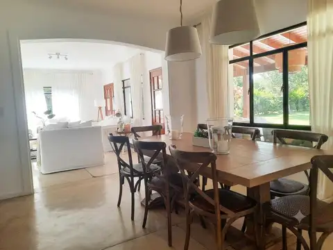 Casa en Alquiler con 1 cochera