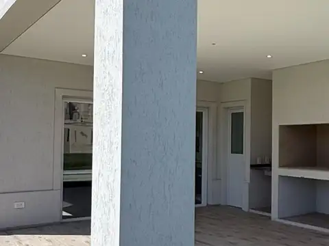 Casa en Alquiler con 4 cocheras