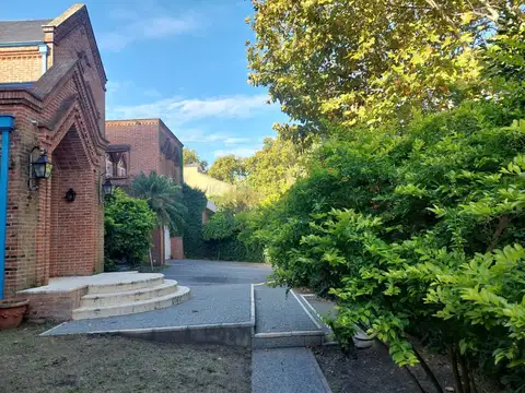 Gran Residencia. Amplio Jardín.