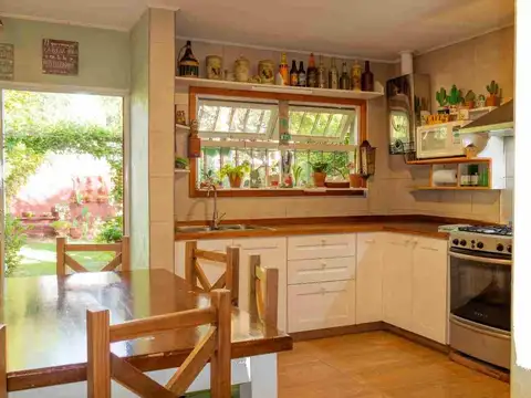 Casa 4 ambientes con 2 baños