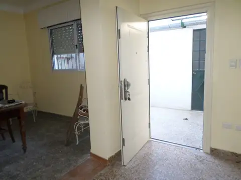 EXCELENTE UBICACIÓN  2 AMBIENTES MUY AMPLIOS CON PATIO Y TERRAZA 